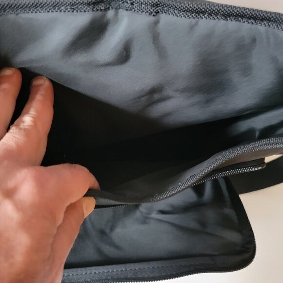 Victorinox Messenger Courier Bag with Matching Cord/Power Supply Tote Bag - Picture 4 of 10